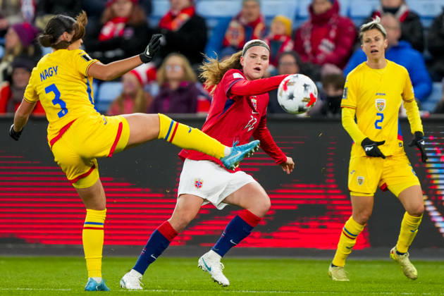 Soccer, World Cup Qualifiers, Women s, Norway vs. Romania, Oslo, October 13, 2026: Romania s Melinda Nagy, Norway s Signe Gaupset, and Romania s Ana Maria Stanciu during the World Cup qualifying soccer match between Norway and Romania at Ullevaal Stadium on Tuesday. Photo: Heiko Junge, NTB, Oslo, Norway. EDITORIAL USE ONLY. RESTRICTED USE FOR BETTING COMPANIES. Copyright: xHeikoxJungex xNTBx