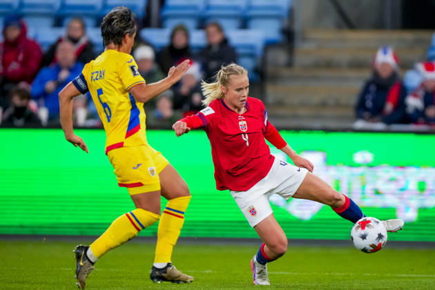 Soccer, World Cup Qualifiers, Women s Norway Romania Oslo 20261013 Romania s Maria Ficzay and Norway s Julie Blakstad during the World Cup qualifying soccer match between Norway and Romania at Ullevaal Stadium on Tuesday. Photo: Heiko Junge, NTB, Oslo, Norway. EDITORIAL USE ONLY. RESTRICTED USE FOR BETTING COMPANIES  Copyright: xHeikoxJungex xNTBx