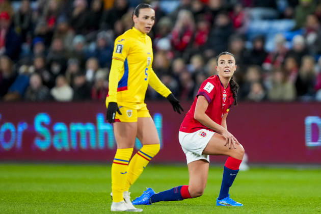 Soccer, World Cup Qualifying, women, Norway, Romania, Oslo, 20261013: Romania s Teodora Nicoara and Norway s Ingrid Syrstad Engen during the World Cup qualifying soccer match between Norway and Romania at Ullevaal Stadium on Tuesday. Photo: Heiko Junge, NTB, Oslo, Norway. EDITORIAL USE ONLY. RESTRICTED USE FOR BETTING COMCOMPANIES  Copyright: xHeikoxJungex xNTBx