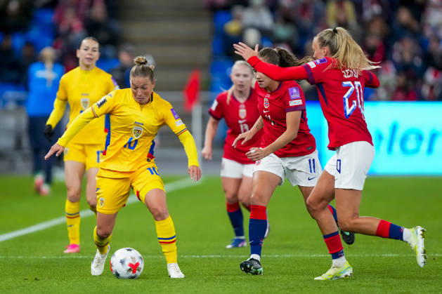 Soccer, World Cup Qualifiers, Women s Norway Romania Oslo 20261013 Romania s Mihaela Ciolacu battles Norway s Guro Reiten and Synne Jensen during the World Cup qualifying soccer match between Norway and Romania at Ullevaal Stadium on Tuesday. Photo: Heiko Junge, NTB, Oslo, Norway. EDITORIAL USE ONLY RESTRICTED USE FOR BETTING COMPANIES  Copyright: xHeikoxJungex xNTBx