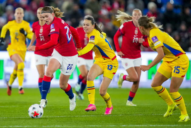 Soccer, World Cup Qualifiers, women s soccer, Norway, Romania, Oslo, 20261013: Norway s Signe Gaupset battles Romania s Erika Gerãd during the World Cup qualifying match between Norway and Romania at Ullevaal Stadium on Tuesday. Photo: Heiko Junge, NTB, Oslo, Norway. EDITORIAL USE ONLY. RESTRICTED USE BY BETTING COMPANIES  Copyright: xHeikoxJungex xNTBx