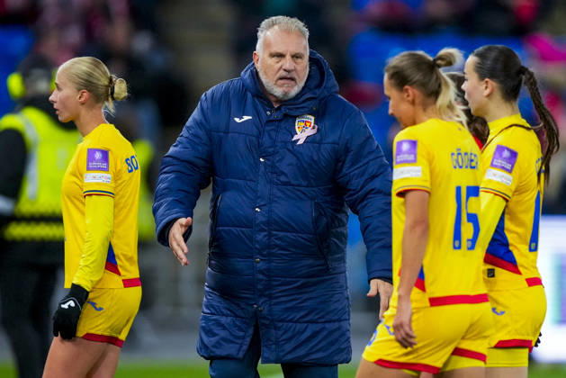 Soccer, World Cup Qualifiers, Women s Norway Romania Oslo 20261013 Romania s coach Massimo Pedrazzini during the World Cup qualifying soccer match between Norway and Romania at Ullevaal Stadium on Tuesday. Photo: Heiko Junge, NTB, Oslo, Norway. EDITORIAL USE ONLY. RESTRICTED USE FOR BETTING COMPANIES  Copyright: xHeikoxJungex xNTBx