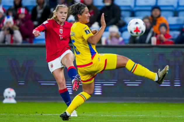 Soccer, World Cup Qualifiers, Women s Norway Romania Oslo 20261013 Norway s Julie Blakstad and Romania s Maria Ficzay during the World Cup qualifying soccer match between Norway and Romania at Ullevaal Stadium on Tuesday. Photo: Heiko Junge, NTB, Oslo, Norway. EDITORIAL USE ONLY. RESTRICTED USE FOR BETTING COMPANIES  Copyright: xHeikoxJungex xNTBx