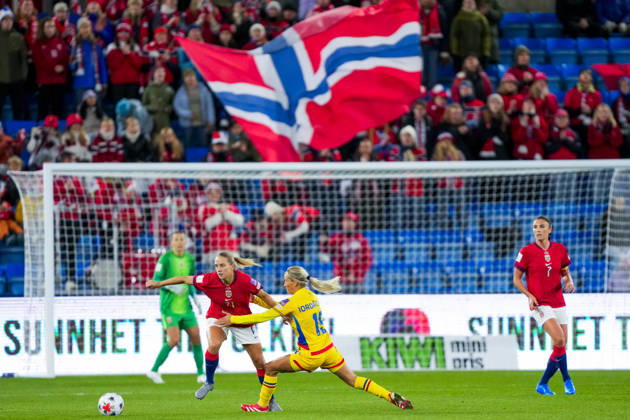 Soccer, World Cup Qualifier, Women s, Norway vs. Romania, Oslo, October 13, 2026. Norway s Lisa Naalsund, Romania’s Olga Iordachiusi, and Norway’s Ingrid Syrstad Engen during the World Cup qualifying soccer match between Norway and Romania at Ullevaal Stadium on Tuesday. Photo: Heiko Junge, NTB, Oslo, Norway. EDITORIAL USE ONLY. RESTRICTED USE FOR BETTING COMPANIES. Copyright: xHeikoxJungex xNTBx