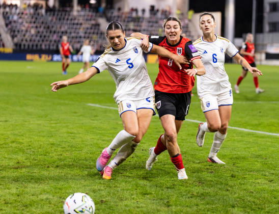 SOCCER - FIFA World Cup, WM, Weltmeisterschaft, Fussball 2027, quali, AUT vs KOS VIENNA,AUSTRIA,13.OCT.26 - SOCCER - FIFA Women s World Cup 2027, european qualifiers, OEFB international match, Länderspiel, Nationalmannschaft Austria vs Kosovo. Image shows Blerta Smaili (KOS), Barbara Dunst (AUT) and Lumbardha Misini (KOS). GEPAxpictures xArminxRauthner