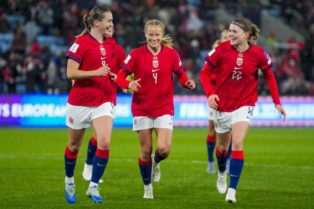Soccer, World Cup Qualifiers, women Norway Romania Oslo 20261013 Norway s Elisabeth Terland celebrates with Julie Blakstad and Signe Gaupset after scoring the 4-0 goal during the World Cup qualifying soccer match between Norway and Romania at Ullevaal Stadium on Tuesday. Photo: Heiko Junge, NTB, Oslo, Norway. EDEDITORIAL USE ONLY; RESTRICTED USE FOR BETTING COMPANIES  Copyright: xHeikoxJungex xNTBx