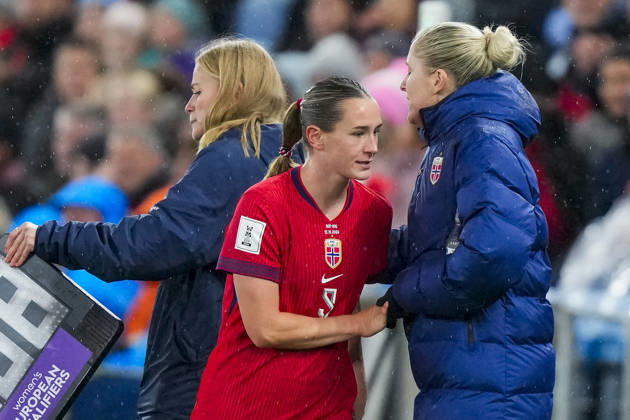 Soccer, World Cup Qualifiers, Women s Norway Romania Oslo 20261013 Norway s Elisabeth Terland and head coach Gemma Grainger during the World Cup qualifying soccer match between Norway and Romania at Ullevaal Stadium on Tuesday. Photo: Heiko Junge, NTB, Oslo, Norway. EDITORIAL USE ONLY. RESTRICTED USE FOR BETTING COMPANIES  Copyright: xHeikoxJungex xNTBx