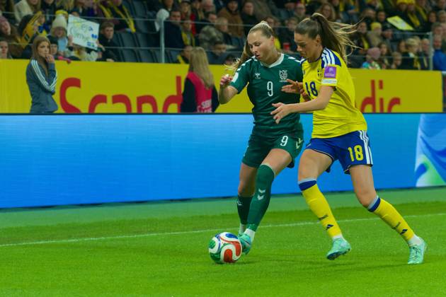 Strawberry Arena SOLNA, SWEDEN - OCTOBER 13: Bella Andersson of Sweden and Rimante Jonusaite of Lithuania ib a battle for the ball during the World Cup 2027 qualifier match between Sweden and Lithuania at Strawberry Arena on October 13, 2026 in Solna, Sweden. (Peter Sonander SPP) Copyright: xx spp-en-PeSo-20261013_SPP_PeterSonander_7029