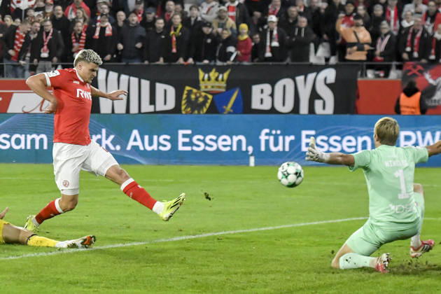 Marek Janssen Essen 20 scores the goal on 1 0 13 10 2026 ¢ Soccer ¢ Rot Weiss Essen vs. Fortuna Cologne, Essen Stadium, Essen, DFB and DFL regulations prohibit any use of photographs as image sequences and or quasi-video Copyright: xpepphotox xSaschaxWeizx pep00321, pep_20261013_sw
