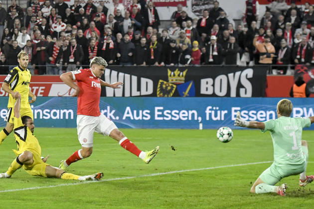 Marek Janssen Essen 20 scores the goal on 1 0 13 10 2026 ¢ Soccer ¢ Rot Weiss Essen vs. Fortuna Cologne, Essen Stadium, Essen, DFB and DFL regulations prohibit any use of photographs as image sequences and or quasi-video Copyright: xpepphotox xSaschaxWeizx pep00321, pep_20261013_sw