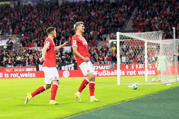 Soccer, 3rd Division, Matchday 09: Rot-Weiss Essen vs. Fortuna Köln on October 13, 2026, at the Stadion an der Hafenstraße in Essen. Goal celebration by Rot-Weiss Essen s Marek Janssen. Rot-Weiss Essen
