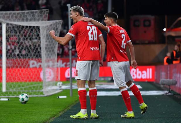 Rot Weiss Essen vs. Fortuna Köln ** FOR EDITORIAL PURPOSES ONLY ** EDITORIAL USE ONLY ** p Soccer 3rd Division, Matchday 9: Rot-Weiss Essen vs. Fortuna Köln on October 13, 2026, at the Stadion an der Hafenstrasse in Essen. Marek Janssen (Rot-Weiss Essen) celebrates the 1–0 goal scored by Michael Kostka (Rot-Weiss Essen), right. Germany, North Rhine-Westphalia, Essen. Copyright ThorstenxTillmann Copyright: ThorstenxTillmann doc880jtxd48371jlpia1jt ,EDITORIAL USE ONLY Copyright: ThorstenxTillmann