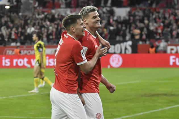 Marek Janssen (Essen 20) celebrates with the team after scoring the 1-0 goal on 13 10 2026 ¢ Soccer ¢ Rot-Weiss Essen vs. Fortuna Cologne, Essen Stadium, Essen, DFB and DFL regulations prohibit any use of photographs as image sequences and or quasi-video Copyright: xpepphotox xSaschaxWeizx pep00321, pep_20261013_sw