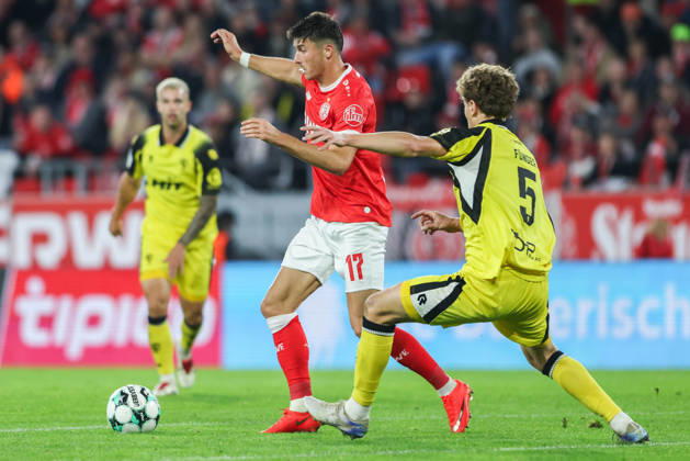 Soccer, 3rd Division, Matchday 9: Rot Weiss Essen vs. Fortuna Köln on October 13, 2026, at the Stadion an der Hafenstraße in Essen. Semir Telalovic (Essen, left); Seymour Fünger (Köln, right). DFB regulations prohibit any use of photographs as image sequences and or quasi-video. xJRx