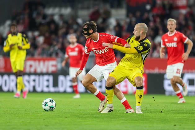 Soccer, 3rd Division, Matchday 9: Rot Weiss Essen vs. Fortuna Köln on October 13, 2026, at the Stadion an der Hafenstraße in Essen. Marvin Obuz (Essen, left); Adrian Stanilewicz (Köln, right). DFB regulations prohibit any use of photographs as image sequences and or quasi-video. xJRx