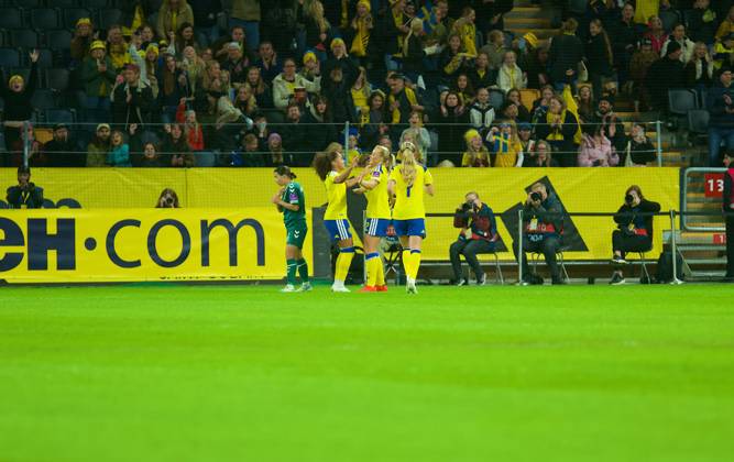 Strawberry Arena SOLNA, SWEDEN - OCTOBER 13: Smilla Holmberg of Sweden and Felicia Schroder of Sweden celebrates goal in the World Cup 2027 qualifier match between Sweden and Lithuania at Strawberry Arena on October 13, 2026 in Solna, Sweden. (Peter Sonander SPP) Copyright: xx spp-en-PeSo-20261013_SPP_PeterSonander_7296