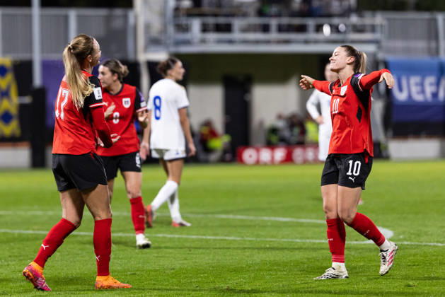 SOCCER - FIFA World Cup, WM, Weltmeisterschaft, Fussball 2027, quali, AUT vs KOS VIENNA,AUSTRIA,13.OCT.26 - SOCCER - FIFA Women s World Cup 2027, european qualifiers, OEFB international match, Länderspiel, Nationalmannschaft Austria vs Kosovo. Image shows the rejoicing of Sarah Puntigam and Marie Hoebinger (AUT). GEPAxpictures xArminxRauthner