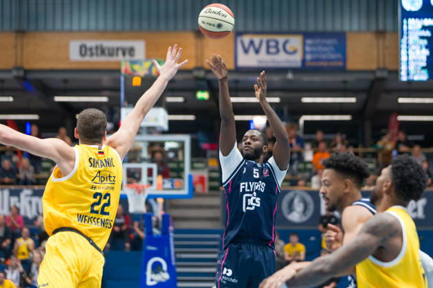 Borisa Simanic (MBC), 22, Davion Bailey (Bristol), 5, Syntainics (MBC) vs. Bristol Flyers, European North Basketball League (ENBL), October 27, 2026, Germany, United Kingdom, October 13, 2026, Weissenfels Stadthalle, Saxony-Anhalt, Germany