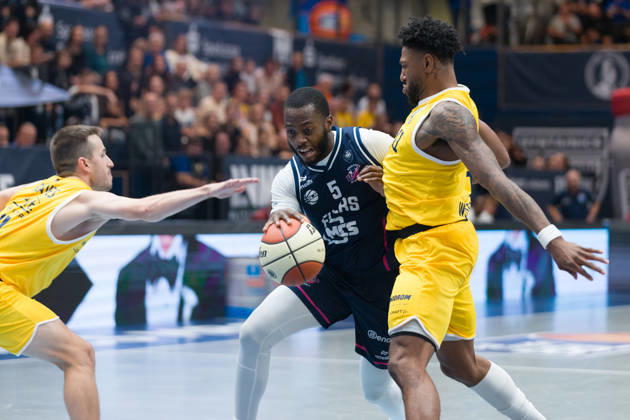 Spencer Reaves MBC, 31, Davion Bailey Bristol, 5, Anthony Gaines MBC, 11, Syntainics MBC vs. Bristol Flyers, European North Basketball League (ENBL), October 27, 2026, Germany, United Kingdom, October 13, 2026, Weissenfels Stadthalle, Saxony-Anhalt, Germany