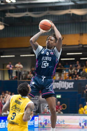DeLonnie Hunt MBC, 3, Cam Holden Bristol, 0, Syntainics MBC vs. Bristol Flyers, European North Basketball League (ENBL), October 27, 2026, Germany, United Kingdom, October 13, 2026, Weissenfels Stadthalle, Saxony-Anhalt, Germany
