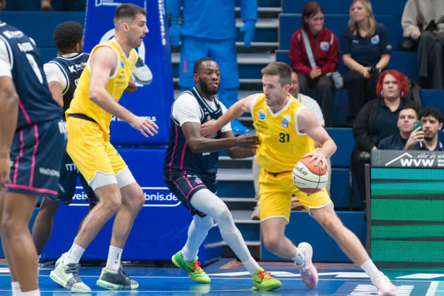 Jure Planinic (MBC), 44, Davion Bailey (Bristol), 5, Spencer Reaves (MBC), 31, Syntainics (MBC) vs. Bristol Flyers, European North Basketball League (ENBL), October 27, 2026, Germany, United Kingdom, October 13, 2026, Weissenfels Stadthalle, Saxony-Anhalt, Germany