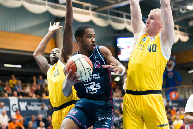 Kris Clyburn (MBC), 21, Kasen Jennings (Bristol), 13, Collin Welp (MBC), 40, Syntainics (MBC) vs. Bristol Flyers, European North Basketball League (ENBL), October 27, 2026, Germany, United Kingdom, October 13, 2026, Weissenfels Stadthalle, Saxony-Anhalt, Germany