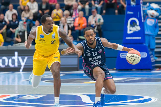 Kris Clyburn MBC, 21, Kasen Jennings Bristol, 13, Syntainics MBC vs. Bristol Flyers, European North Basketball League (ENBL), October 27, 2026, Germany, United Kingdom, October 13, 2026, Weissenfels Stadthalle, Saxony-Anhalt, Germany