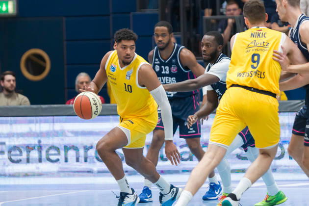 Kostja Mushidi (MBC), 10, Kasen Jennings (Bristol), 13, Davion Bailey (Bristol), 5, Kresimir Nikic (MBC), 9, Syntainics (MBC) vs. Bristol Flyers, European North Basketball League (ENBL), 2026–27, Germany, United Kingdom, October 13, 2026, Weissenfels Stadthalle, Saxony-Anhalt, Germany