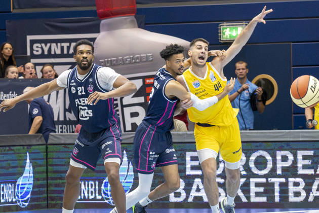 ENBL 2026–2027 Syntainics MBC vs. Bristol Flyers Weissenfels, Germany October 13, 2026 Pictured, from left: Marcus Delpeche (Bristol), Michael Diggins Jr. (Bristol), and Jure Planinic (Weissenfels) Weissenfels Stadthalle, Saxony-Anhalt, Germany