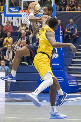 ENBL 2026–2027 Syntainics MBC vs. Bristol Flyers Weissenfels, Germany October 13, 2026 Pictured, from left: Kasen Jennings (Bristol) and Kris Clyburn (Weissenfels) Weissenfels Stadthalle, Saxony-Anhalt, Germany
