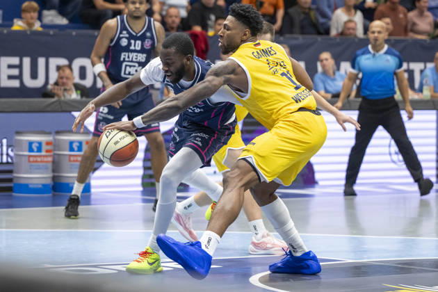 ENBL 2026–2027 Syntainics MBC vs. Bristol Flyers Weissenfels, Germany October 13, 2026 Pictured, from left, in a one-on-one matchup: Davion Bailey (Bristol) and Kostja Mushidi (Weissenfels) Weissenfels Stadthalle, Saxony-Anhalt, Germany