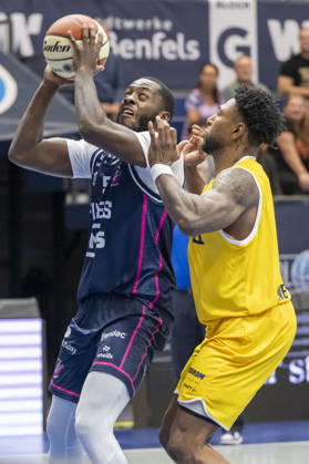 ENBL 2026–2027 Syntainics MBC vs. Bristol Flyers Weissenfels, Germany October 13, 2026 Pictured, from left, in a one-on-one matchup: Davion Bailey (Bristol) and Anthony Gaines (Weissenfels) Weissenfels Stadthalle, Saxony-Anhalt, Germany
