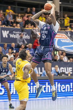 ENBL 2026–2027 Syntainics MBC vs. Bristol Flyers Weissenfels, Germany October 13, 2026 Pictured, from left: DeLonnie Hunt (Weissenfels) and Cam Holden (Bristol) Weissenfels Stadthalle, Saxony-Anhalt, Germany