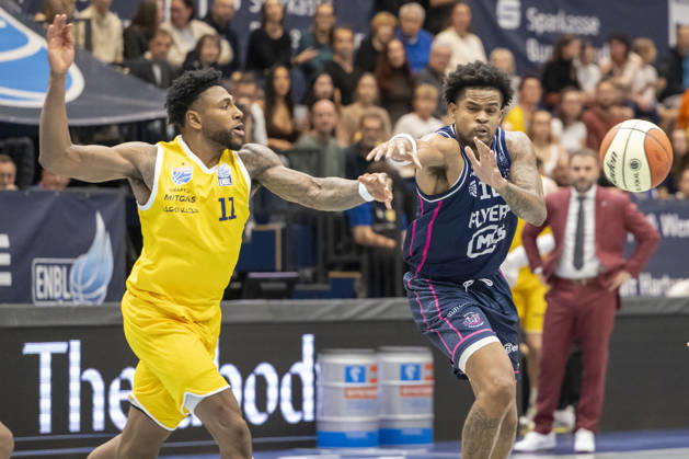 ENBL 2026–2027 Syntainics MBC vs. Bristol Flyers Weissenfels, Germany October 13, 2026 Pictured, from left: Anthony Gaines (Weissenfels) and Zach Anderson (Bristol) Weissenfels Stadthalle, Saxony-Anhalt, Germany