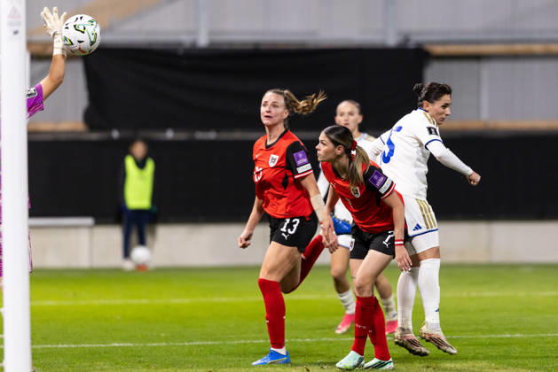 SOCCER - FIFA World Cup, WM, Weltmeisterschaft, Fussball 2027, quali, AUT vs KOS VIENNA,AUSTRIA,13.OCT.26 - SOCCER - FIFA Women s World Cup 2027, european qualifiers, OEFB international match, Länderspiel, Nationalmannschaft Austria vs Kosovo. Image shows Virginia Kirchberger, Eileen Campbell (AUT) and Marigone Tahiri (KOS). Keywords: goal. GEPAxpictures xArminxRauthner