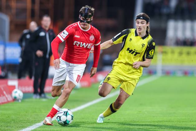 Soccer, 3rd Division, Matchday 9: Rot Weiss Essen vs. Fortuna Köln on October 13, 2026, at the Stadion an der Hafenstraße in Essen. Noah Pesch (Essen, left); Bennit Bröger (Köln, right). DFB regulations prohibit any use of photographs as image sequences and or quasi-video. xJRx