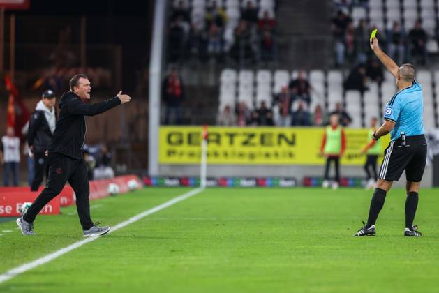 Soccer, 3rd Division, Matchday 9: Rot Weiss Essen vs. Fortuna Köln on October 13, 2026, at the Stadion an der Hafenstraße in Essen. Uwe Koschinat, head coach of Essen (left); referee Niclas Rose Satow (right). DFB regulations prohibit any use of photographs as image sequences and or quasi-video. xJRx