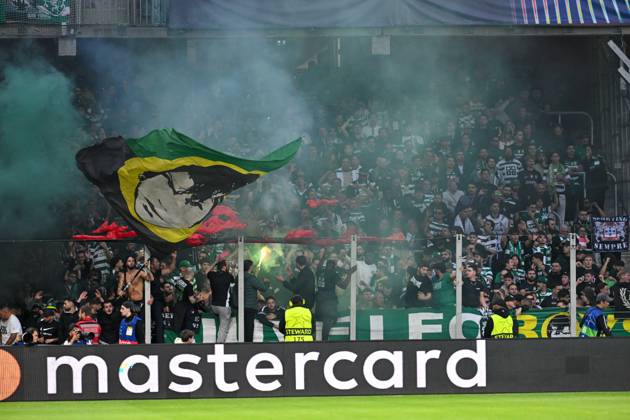 261013 RC Lens vs Sporting CP fans and supporters of Sporting CP using pyrotechnical flares and fireworks during the Uefa Champions League matchday 2 game in the League phase in season 2026 - 2027 between Racing Club de Lens and Sporting CP Lisbon on October 13 , 2026 in Lens, France. (Photo by David Catry Sportpix) Lens Stade Bollaert Delelis France  Copyright: xSportpixxDavidxCatryx