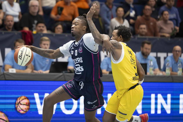 ENBL 2026–2027 Syntainics MBC vs. Bristol Flyers Weissenfels, Germany October 13, 2026 Pictured, from left, in a one-on-one matchup: Cam Holden (Bristol) and DeLonnie Hunt (Weissenfels) Weissenfels Stadthalle, Saxony-Anhalt, Germany