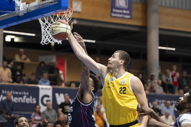 ENBL 2026–2027 Syntainics MBC vs. Bristol Flyers Weissenfels, Germany October 13, 2026 Pictured, from left, in a one-on-one matchup: Zach Anderson (Bristol) and Borisa Simanic (Weissenfels) Weissenfels Stadthalle, Saxony-Anhalt, Germany