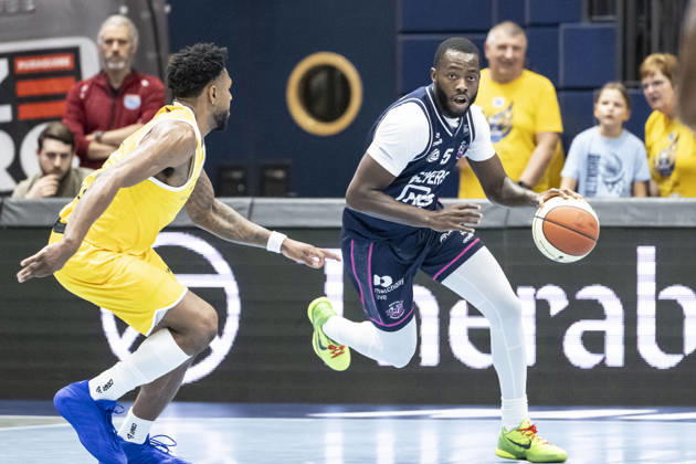 ENBL 2026–2027 Syntainics MBC vs. Bristol Flyers Weissenfels, Germany October 13, 2026 Pictured, from left: Anthony Gaines (Weissenfels) and Davion Bailey (Bristol) Weissenfels Stadthalle, Saxony-Anhalt, Germany