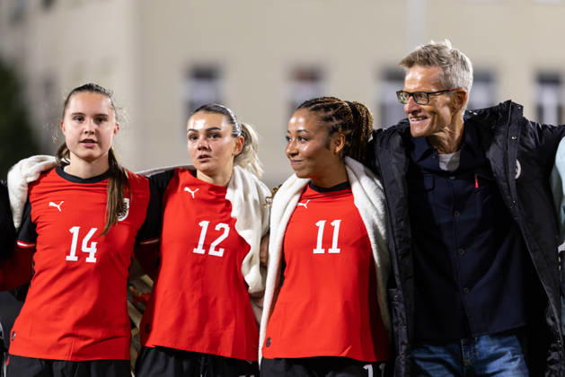 SOCCER - FIFA World Cup, WM, Weltmeisterschaft, Fussball 2027, quali, AUT vs KOS VIENNA,AUSTRIA,13.OCT.26 - SOCCER - FIFA Women s World Cup 2027, european qualifiers, OEFB international match, Länderspiel, Nationalmannschaft Austria vs Kosovo. Image shows the rejoicing of Lilli Purtscheller, Laura Wienroither, Nicole Ojukwu and head coach Lars Soendergaard (AUT). GEPAxpictures xArminxRauthner