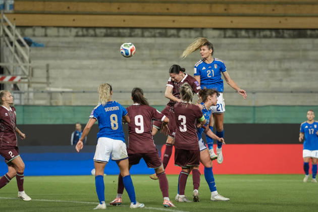 Italy s Michela Cambiaghi fights for the ball with Belarus s Darya Harshkova during the Women s European Qualifiers 2027 play-off round 1 second leg soccer match between Italy and Belarus at the Artemio Franchi Stadium in Florence, Italy - Tuesday, October 13, 2026 -  Copyright: xMassimoxPaolone LaPressex