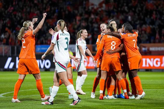 TILBURG - Players of the Netherlands celebrate Esmee Brugts 1-0 goal during the World Cup qualifying match between the Netherlands and Hungary at the Koning Willem II Stadium on October 13, 2026, in Tilburg, the Netherlands. TOBIAS KLEUVER ANP xVIxANPxSportx xxANPxIVx 572342831 originalFilename: 572342831.jpg