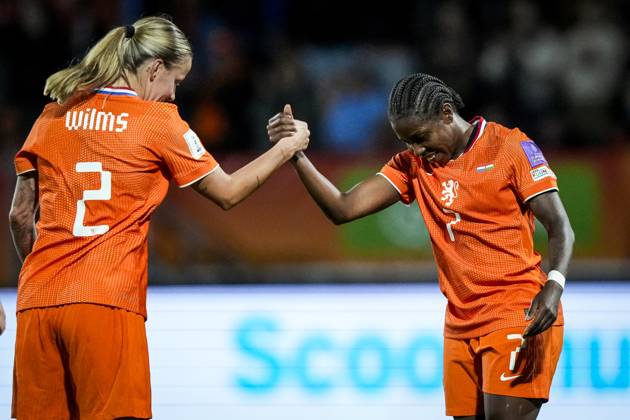 TILBURG - (lr) Lynn Wilms of the Netherlands and Lineth Beerensteyn of the Netherlands celebrate the 2-0 during the World Cup qualifying match between the Netherlands and Hungary at the Koning Willem II Stadium on October 13, 2026 in Tilburg, the Netherlands. TOBIAS KLEUVER ANP xVIxANPxSportx xxANPxIVx 572349268 originalFilename: 572349268.jpg