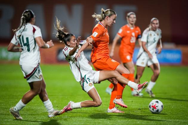 TILBURG - (lr) Borbala Bincze of Hungary, Lynn Wilms of the Netherlands during the World Cup qualifying match between the Netherlands and Hungary at the Koning Willem II Stadium on October 13, 2026 in Tilburg, the Netherlands. TOBIAS KLEUVER ANP xVIxANPxSportx xxANPxIVx 572359120 originalFilename: 572359120.jpg