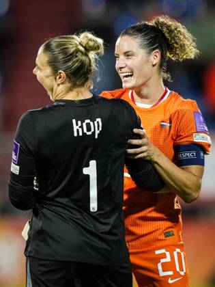 TILBURG - (lr) Netherlands goalkeeper Lize Kop, Dominique Janssen of the Netherlands after the World Cup qualifying match between the Netherlands and Hungary at the Koning Willem II Stadium on October 13, 2026 in Tilburg, the Netherlands. TOBIAS KLEUVER ANP xVIxANPxSportx xxANPxIVx 572359226 originalFilename: 572359226.jpg