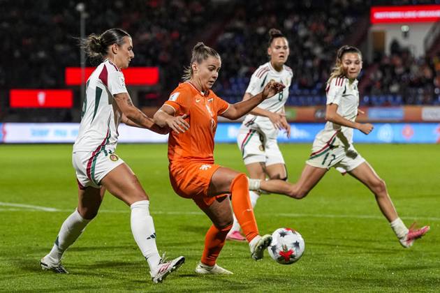 TILBURG - (lr) Barbara Zagonyi of Hungary, Victoria Pelova of the Netherlands during the World Cup qualifying match between the Netherlands and Hungary at the Koning Willem II Stadium on October 13, 2026 in Tilburg, the Netherlands. TOBIAS KLEUVER ANP xVIxANPxSportx xxANPxIVx 572359360 originalFilename: 572359360.jpg