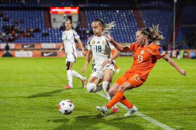 TILBURG - (lr) Cecilia Meszaros of Hungary, Janou Levels of the Netherlands during the World Cup qualifying match between the Netherlands and Hungary at the Koning Willem II Stadium on October 13, 2026 in Tilburg, the Netherlands. TOBIAS KLEUVER ANP xVIxANPxSportx xxANPxIVx 572359710 originalFilename: 572359710.jpg