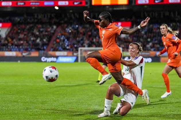 TILBURG - (lr) Lineth Beerensteyn of the Netherlands, Viktoria Nagy of Hungary during the World Cup qualifying match between the Netherlands and Hungary at the Koning Willem II Stadium on October 13, 2026 in Tilburg, the Netherlands. TOBIAS KLEUVER ANP xVIxANPxSportx xxANPxIVx 572360804 originalFilename: 572360804.jpg